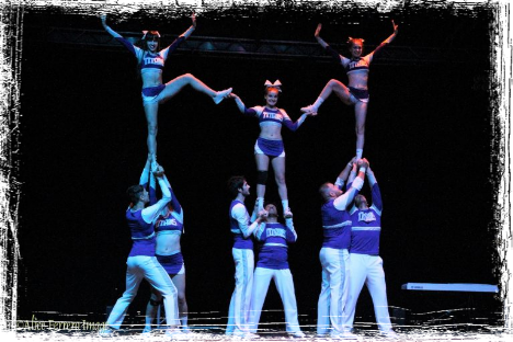 foto di un'esibizione del gruppo di cheerleading titans di alba